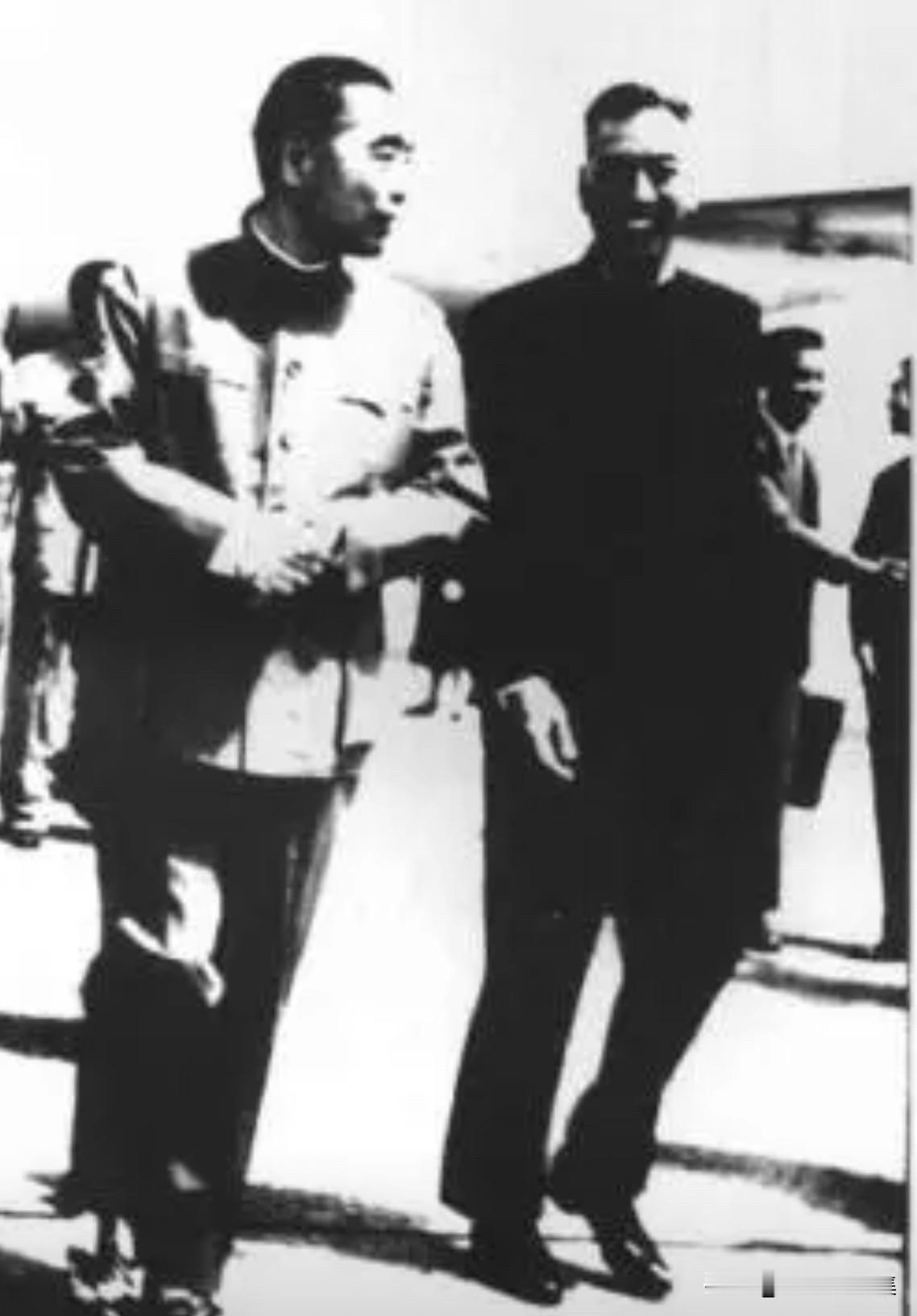 1964年2月14日，周恩来总理在结束对非洲十国和阿尔巴尼亚的访问后，抵达缅甸仰