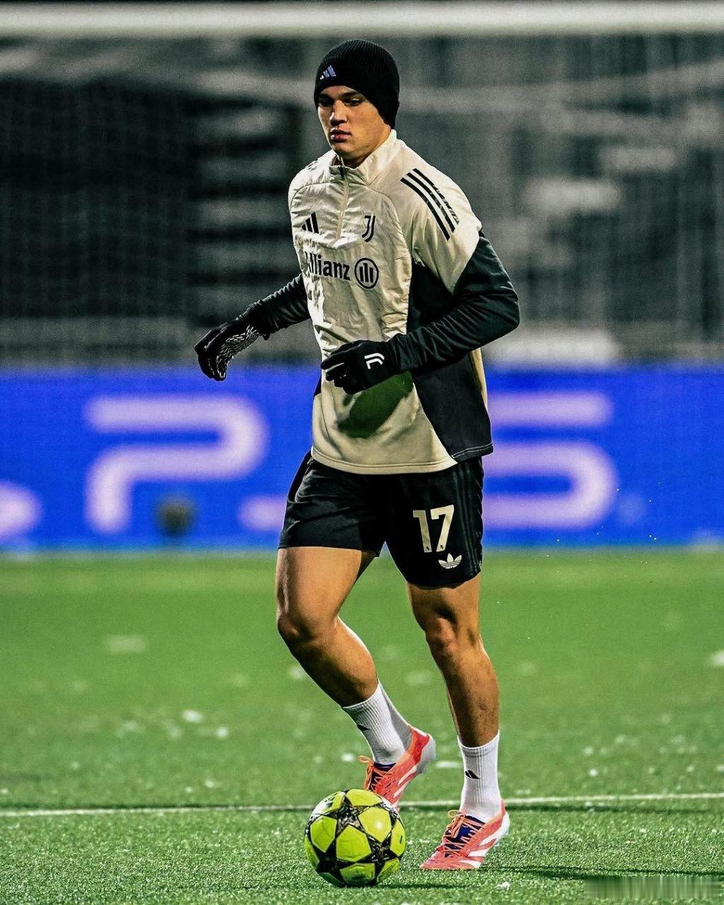 对于阿季奇光头还是要想想怎么用，多敲打下，上半场踢得什么玩意儿，还对角球有一种特