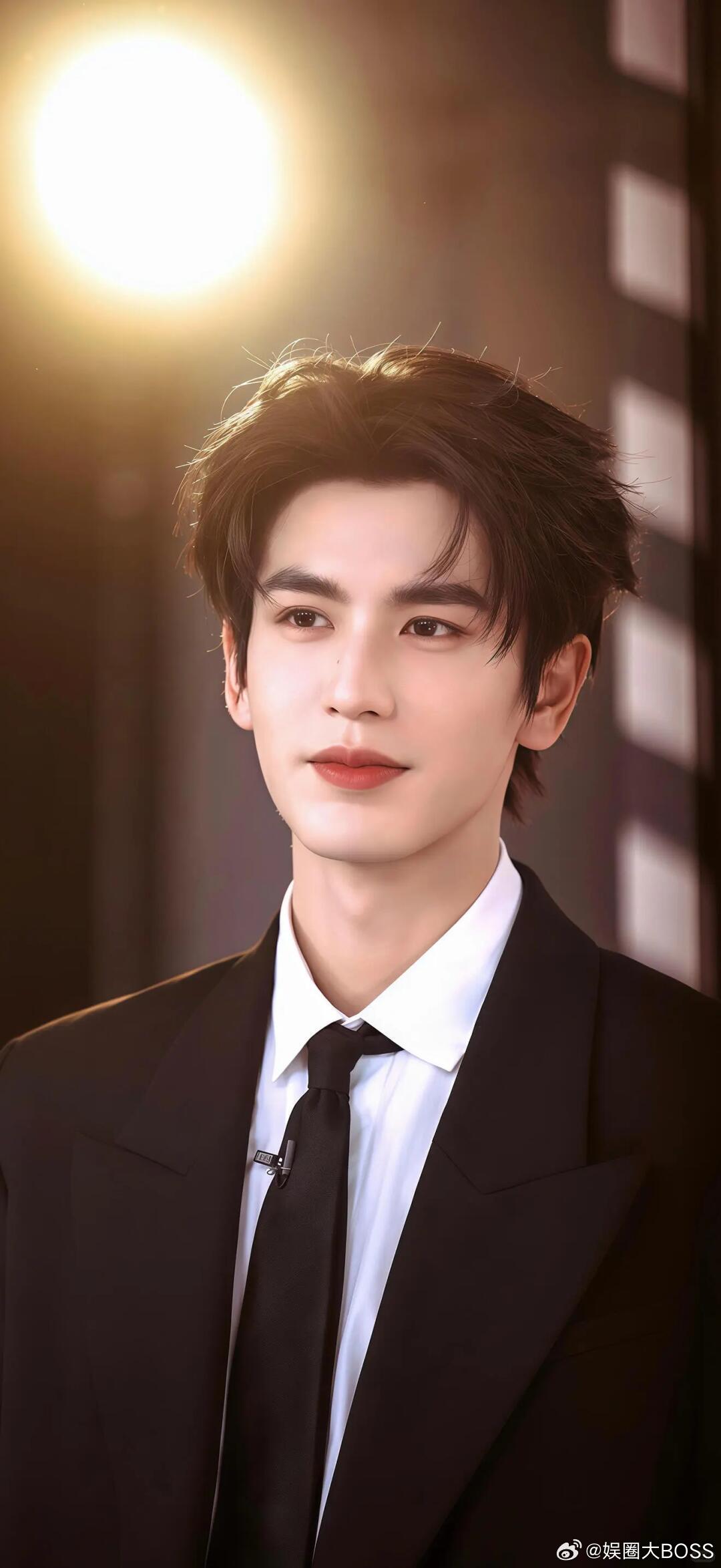 老师回应放张凌赫视频防学生早恋 老师回应并非追星，而是励志引导，此前还放过袁隆平