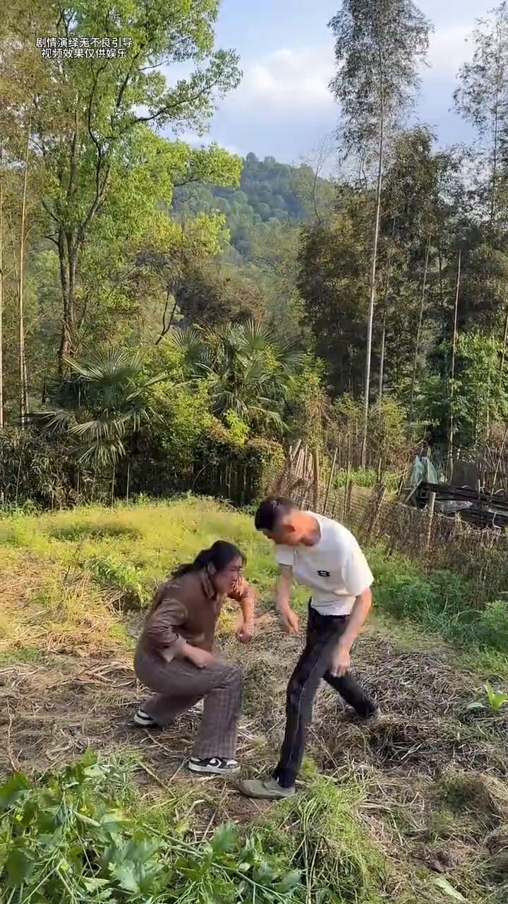 他说要求不说，要在一起看个电影、看个鸡脚。