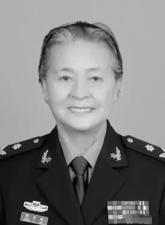 2008年的汶川地震，成都军区某位军长，猛的从凳子上站了起来，厉声训斥一名手下：