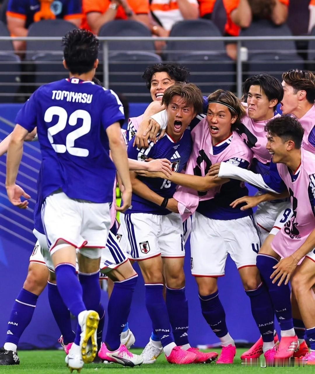 本次世界杯，很多人把日本称作“亚洲之光”，我觉得这有点吹过了。
首先，得给亚洲之