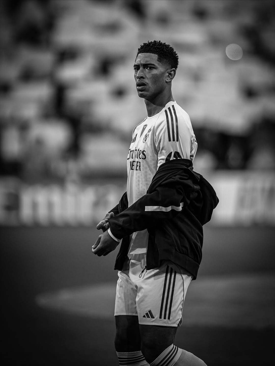 皇马[超话]皇马2比1巴萨国家德比 黑白色调·龟贝熊三巨头球迷看台的眼部特写 ​