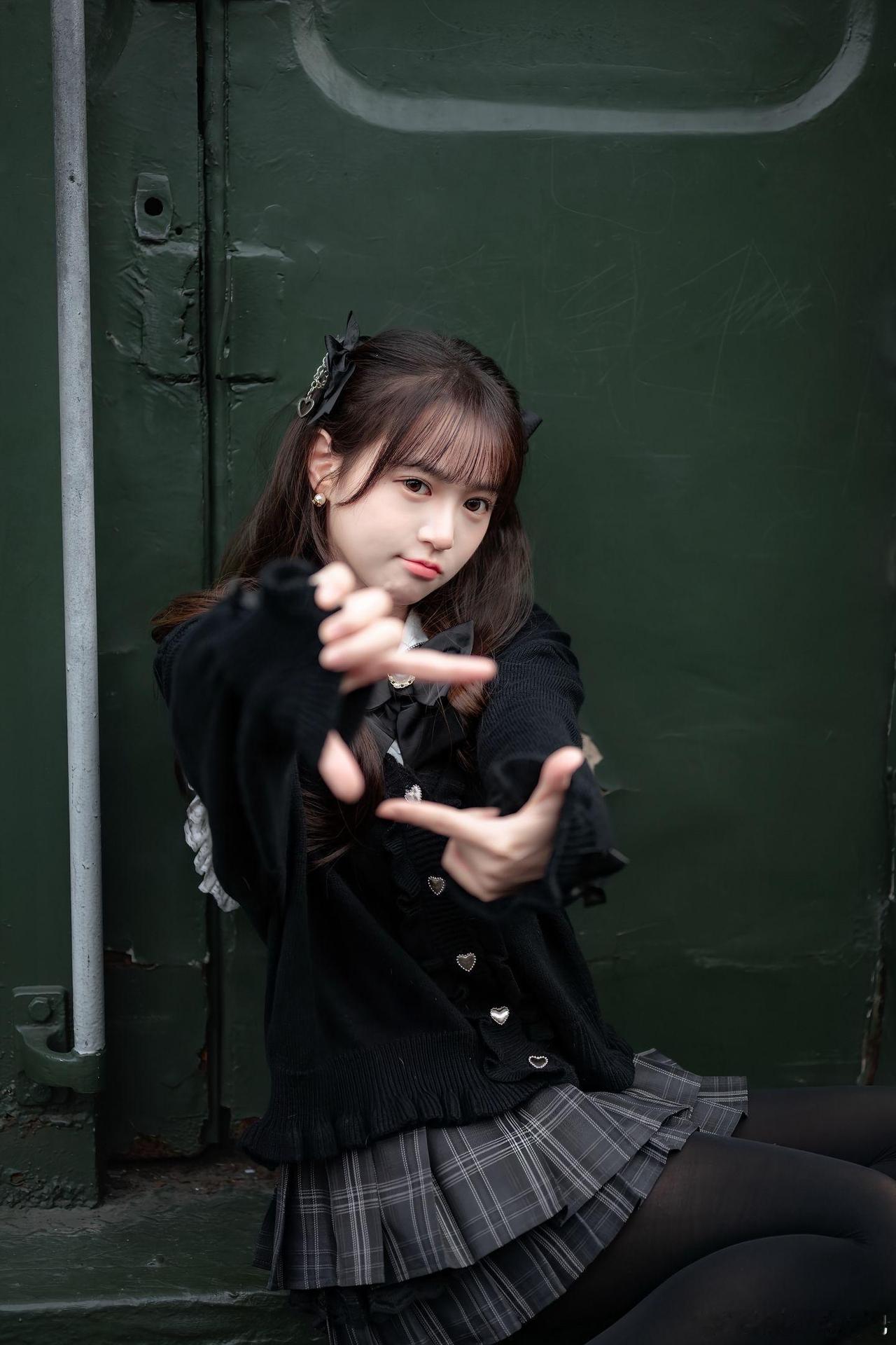 天气虽然有些阴沉，但是她的笑容如同初升的太阳，温暖而耀眼，让人忍不住想要靠近。