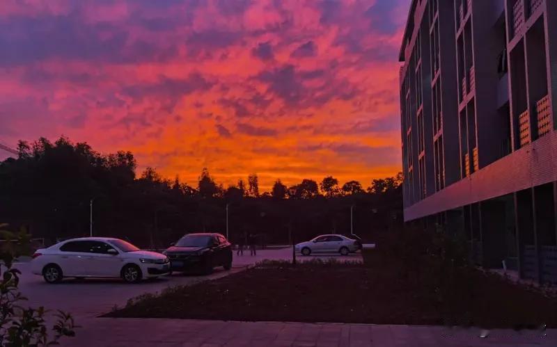 堂前白玉纷飞絮
窗外红霞描图画

上联出句美极了：堂前那如纷飞絮的白玉，像是大自