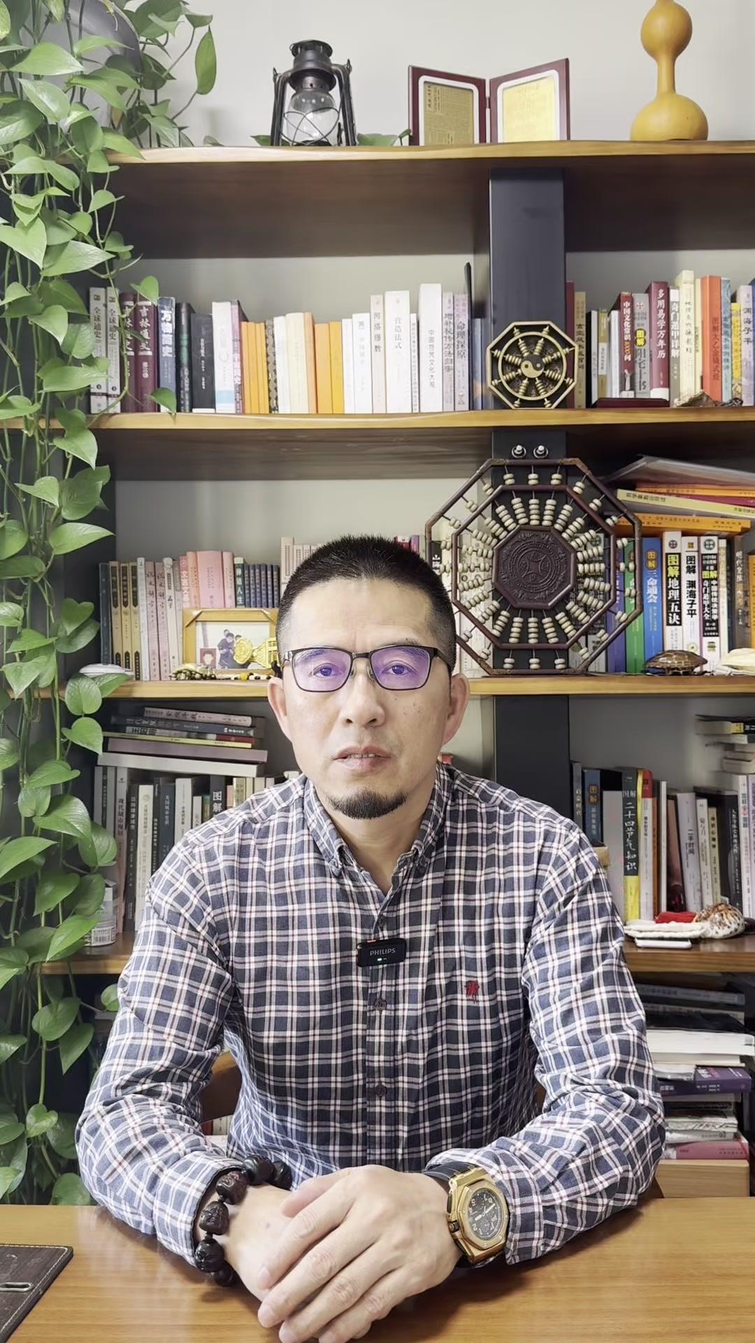 2004年我在报社当主任时，曾遇到几个总写