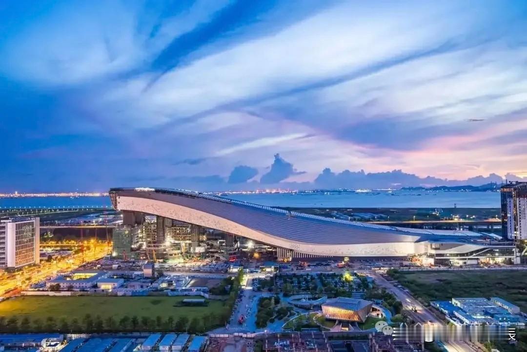 腾势闪现全球最大室内滑雪场❄️用科技之光点亮冰雪奇迹！华发冰雪热雪狂欢，这波新春