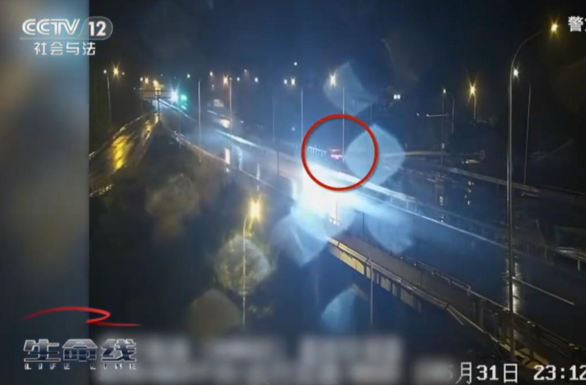 “不作就不会死！”10月7日，浙江杭州，一男子喝了3斤白酒后使用智驾开车上高速，