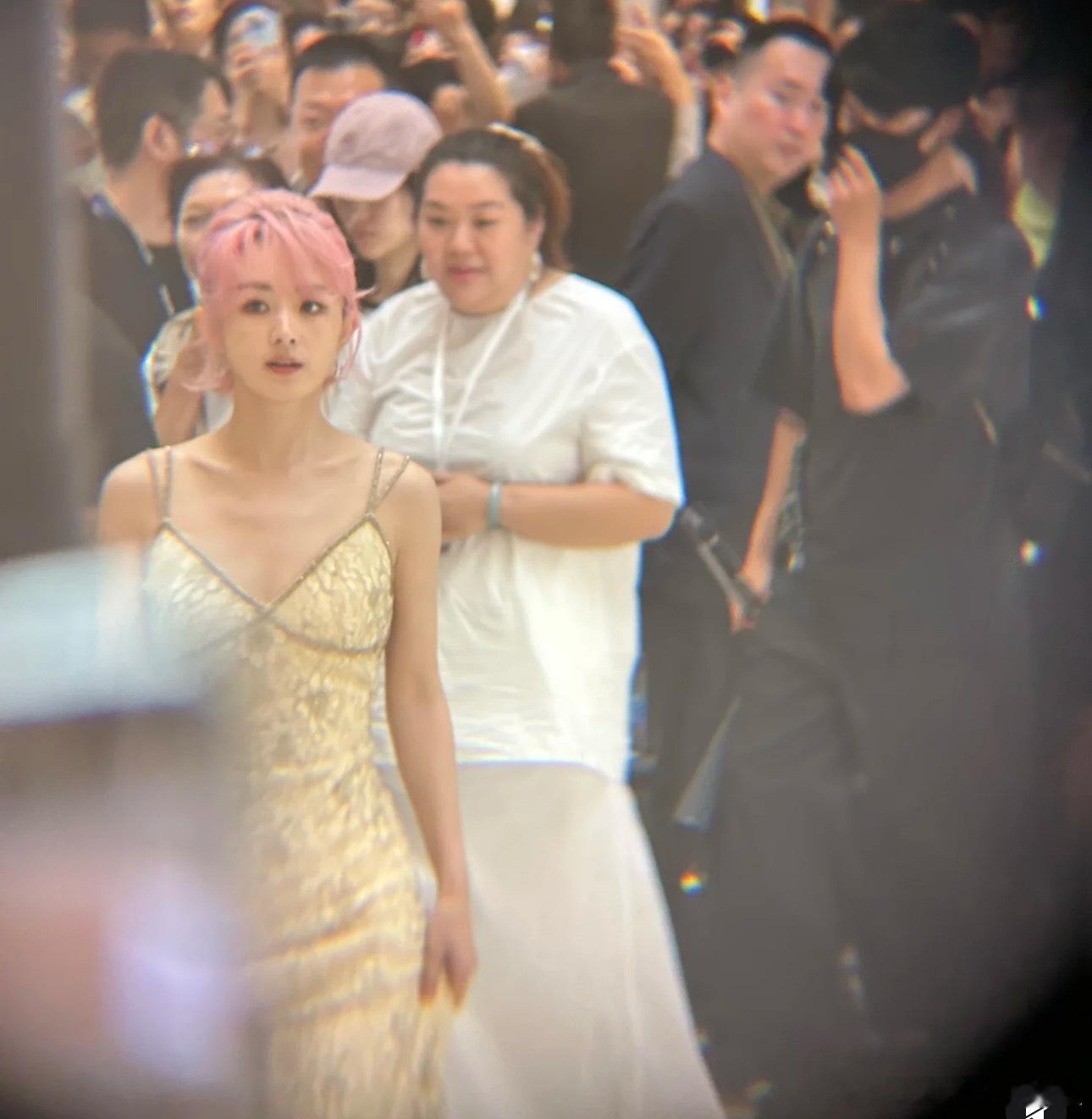 赵丽颖活动生图，这造型如何？ ​​​