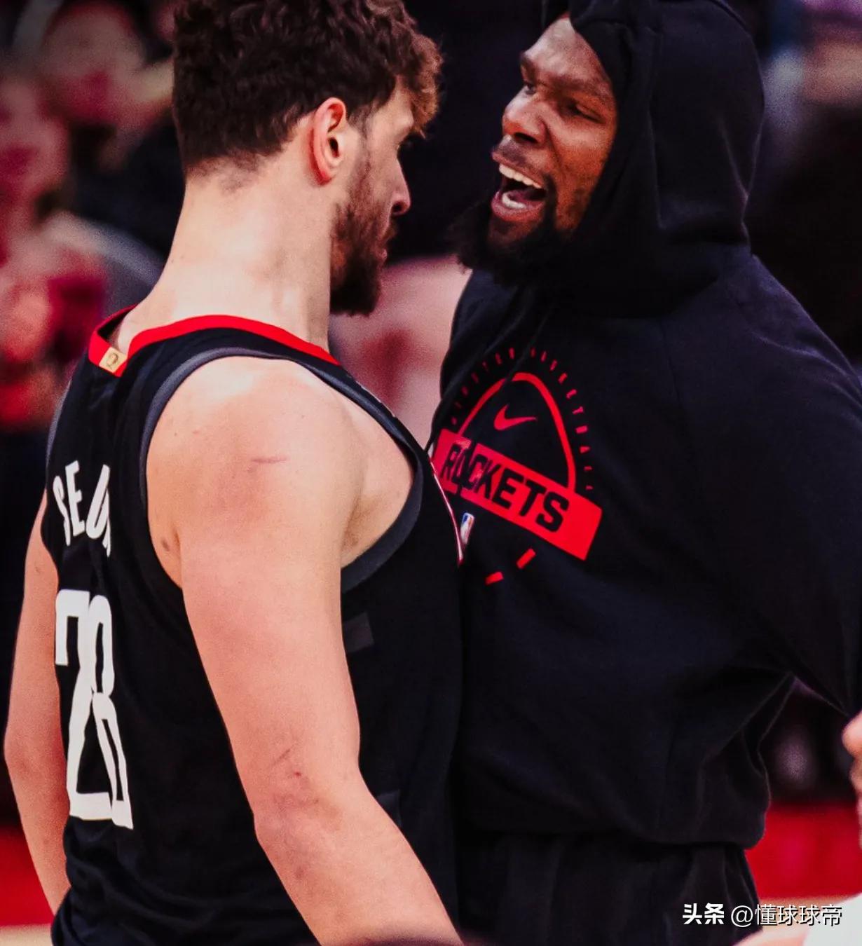 你是一个中锋呀，申京20投仅6中只得14分14篮板!

在今天火箭与独行侠的比赛