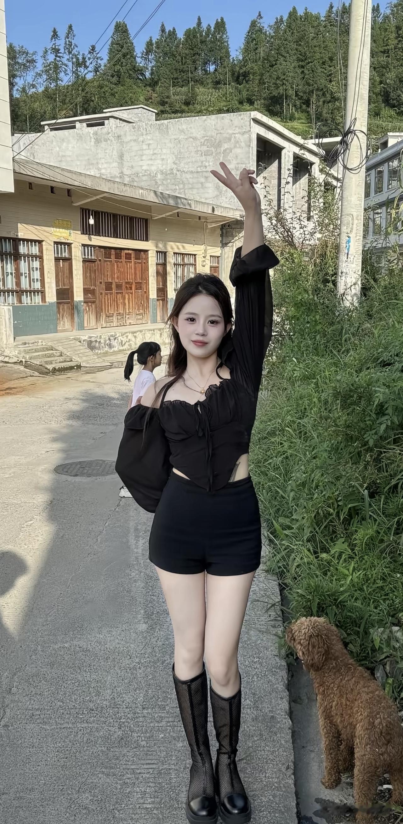你什么都可以碰
就是不可以动情
感情这个东西呀
太容易让人上头

一旦入心动了情