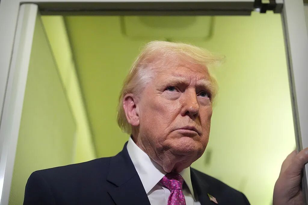 烟雾弹？【美伊以冲突 美官员：特朗普决定逐步军事 停战】美官员30日消息，美国总