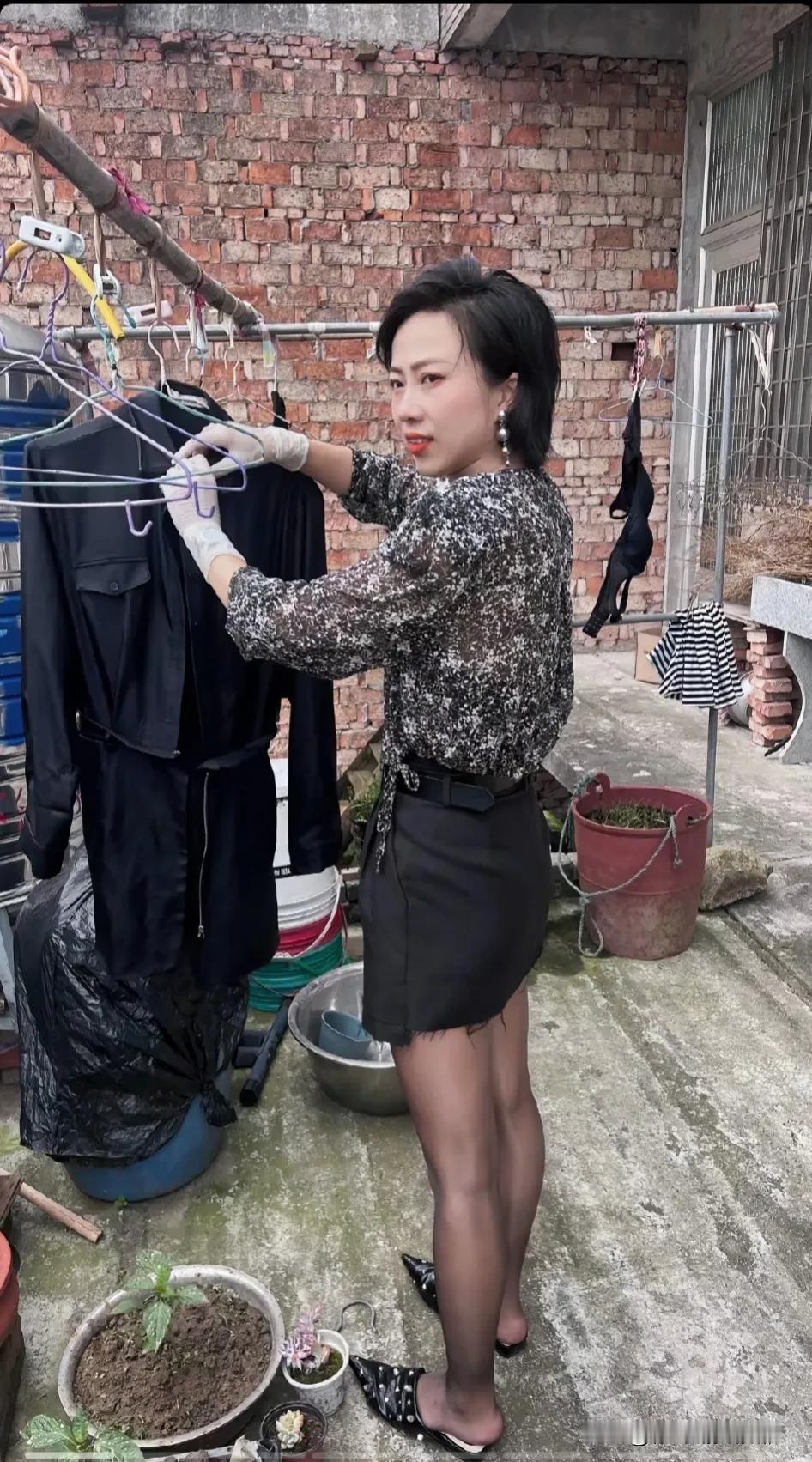 男人打工去了，女人一个人在老家能有多自在？[笑哭]