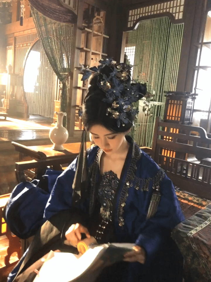 鞠婧祎发了蓝衣苏绿夏小的参见陛夏 陛夏万岁 