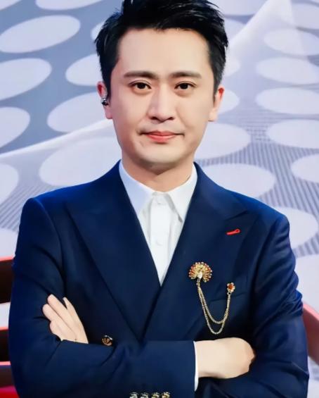 给央视卖命19年，连续6年顶着零下几十度的寒冷主持春晚分会场，却连撒贝宁的微信都