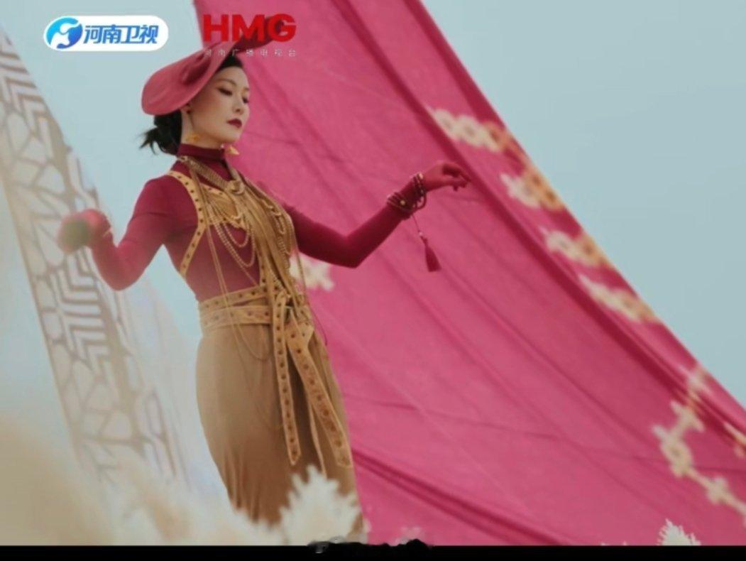 阿云嘎放羊时听歌羊丢了天籁与少年 看这段直接笑喷！阿云嘎放羊听歌太投入，羊都丢了
