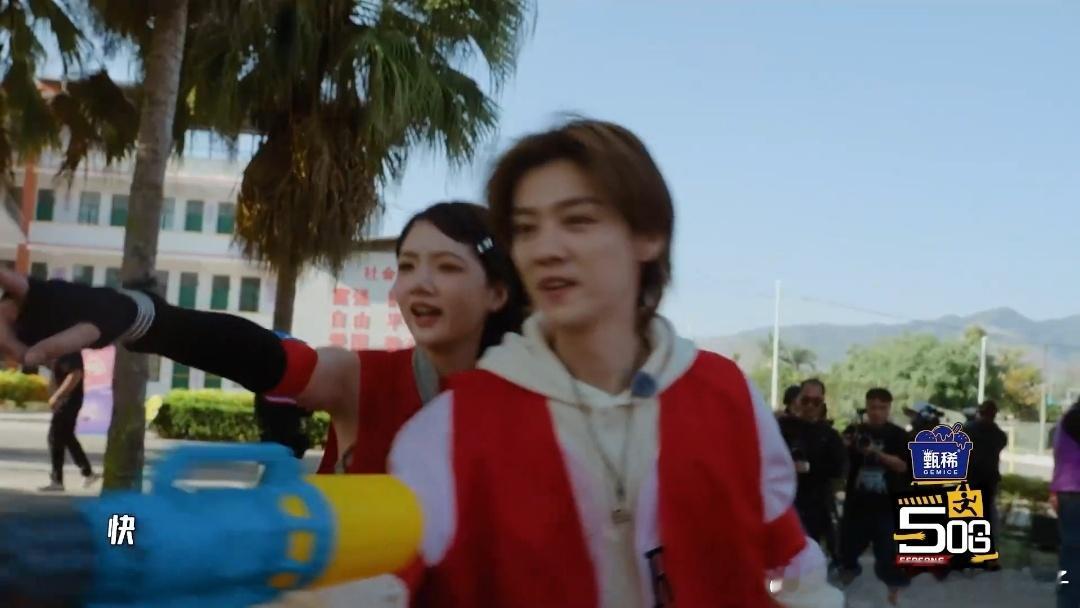 邓超被鹿晗任敏追着呲水任敏让鹿晗进攻邓超 五哈吃鸡，任敏指挥鹿晗围剿邓超。超哥被