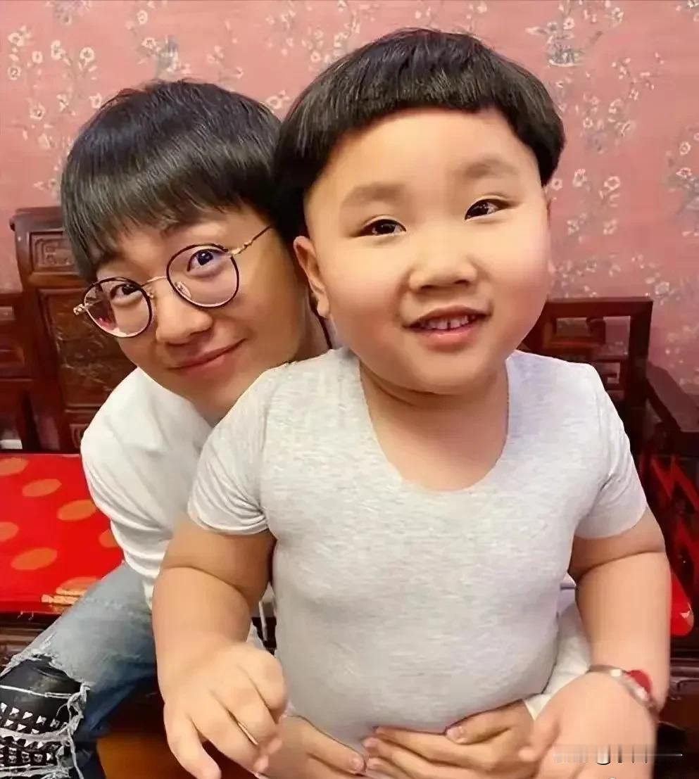 都知道郭麒麟是郭德纲的儿子，但是很少人知道，其实郭德纲有两个儿子，小儿子叫郭汾阳