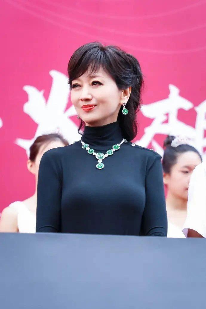 赵雅芝身材一天比一天好，大有撑破衣服的趋势。都说女人如花花会谢，可赵雅芝却是四季