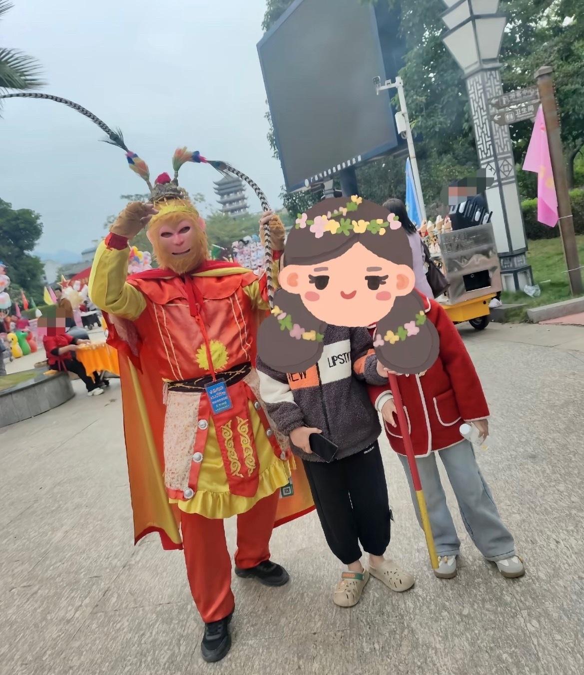 【河池都安一孙悟空和孩子拍照要钱】12月16日，据多名网友爆料称：广西河池都安有