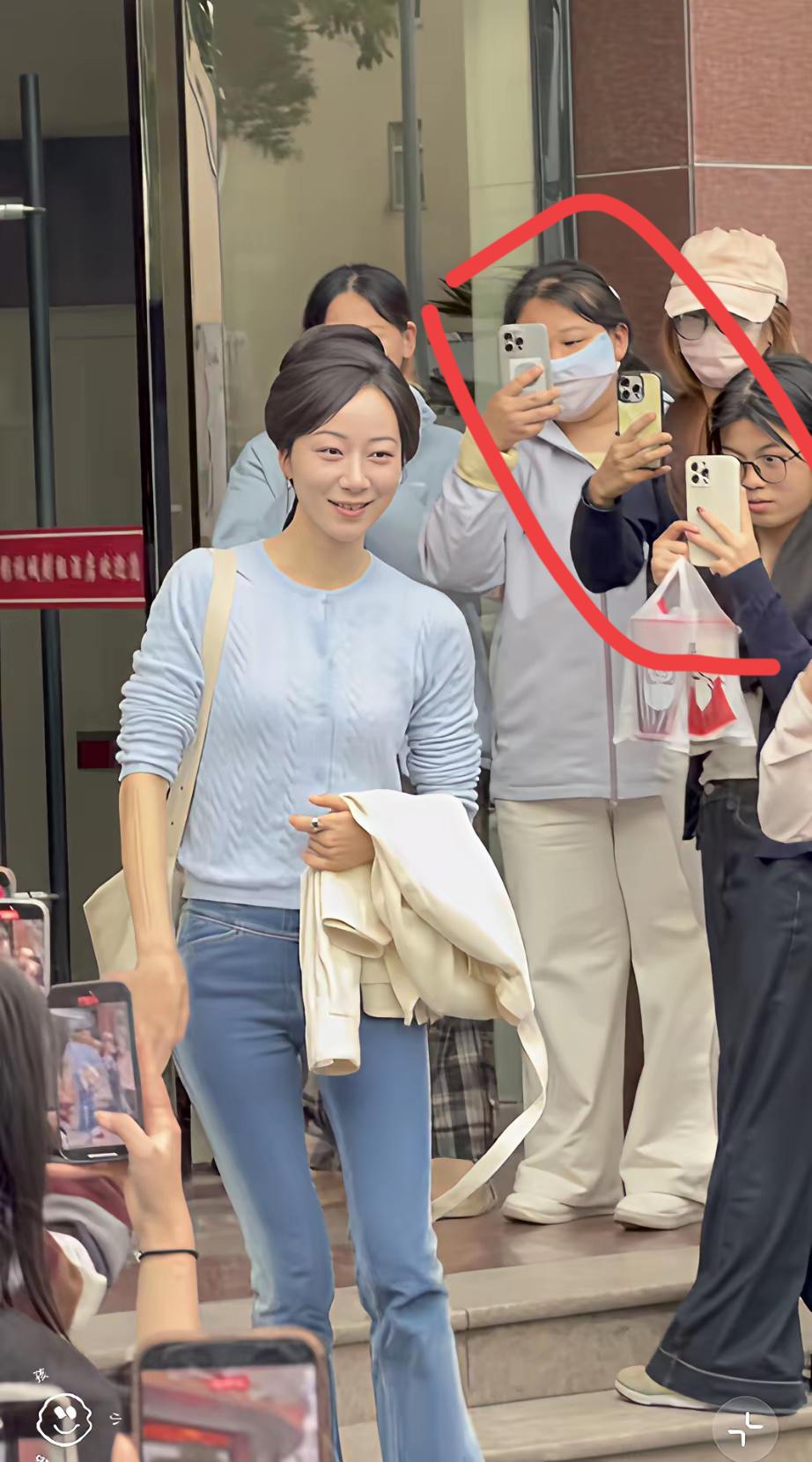 这三位女生是不是都是用同一款手机拍照韩雪啊！