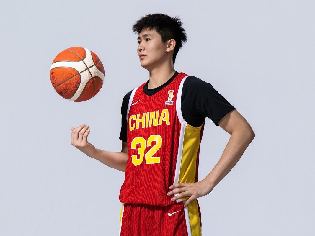 CBA最新消息：据知名篮球自媒体人王珅葳发文点评道代表中国男篮出战亚洲杯的浙江男