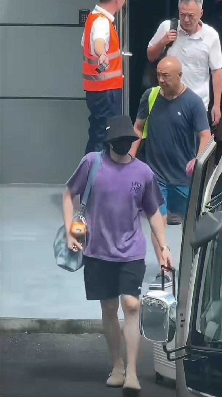 国乒男队队长王楚钦今日跟随国乒团队第二波人员一同落地上海。王楚钦走出机场通道，肖