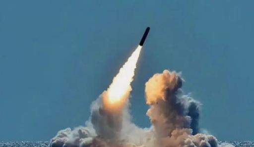 美国不敢打朝鲜，可不是因为心善。朝鲜和伊朗不同，朝鲜是真有核武器，还研发出能打到