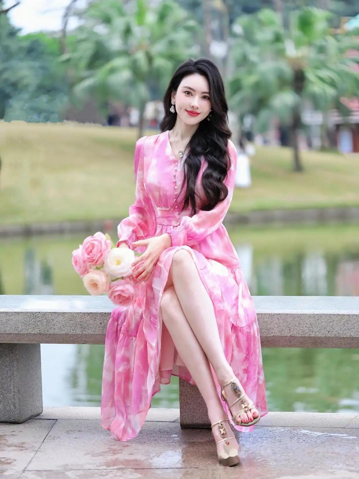 冯唐的这段话言语中肯，治愈人心：“所有爱买衣服，喜欢买衣服的女人，她都不会丑的。