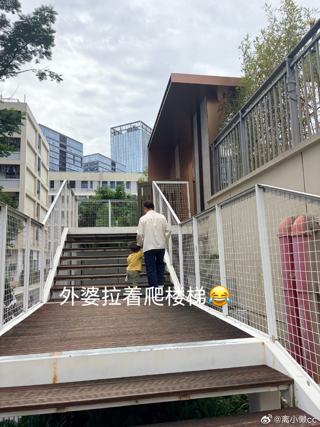 早上醒来宝爸吃过早餐就去上班了，我们也下楼去玩一会儿～早上天气还不错，对比前几天