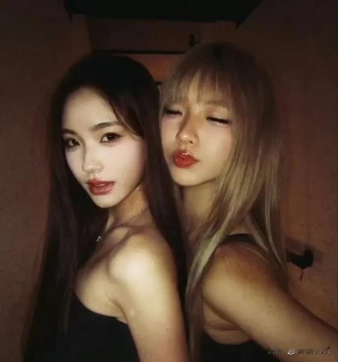 小s两个女儿Elly、Lily合照，感觉有点夜店风啊！看起来像二十多岁，也像三十