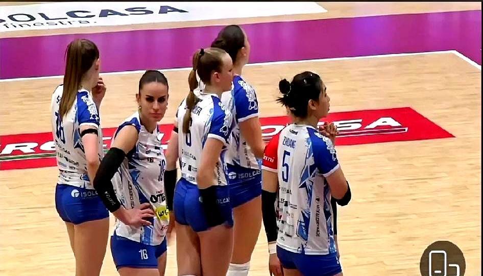 一支主力跑路、濒临降级的意甲鱼腩球队，硬是被一个中国姑娘拽出了泥潭。
 
圣乔瓦