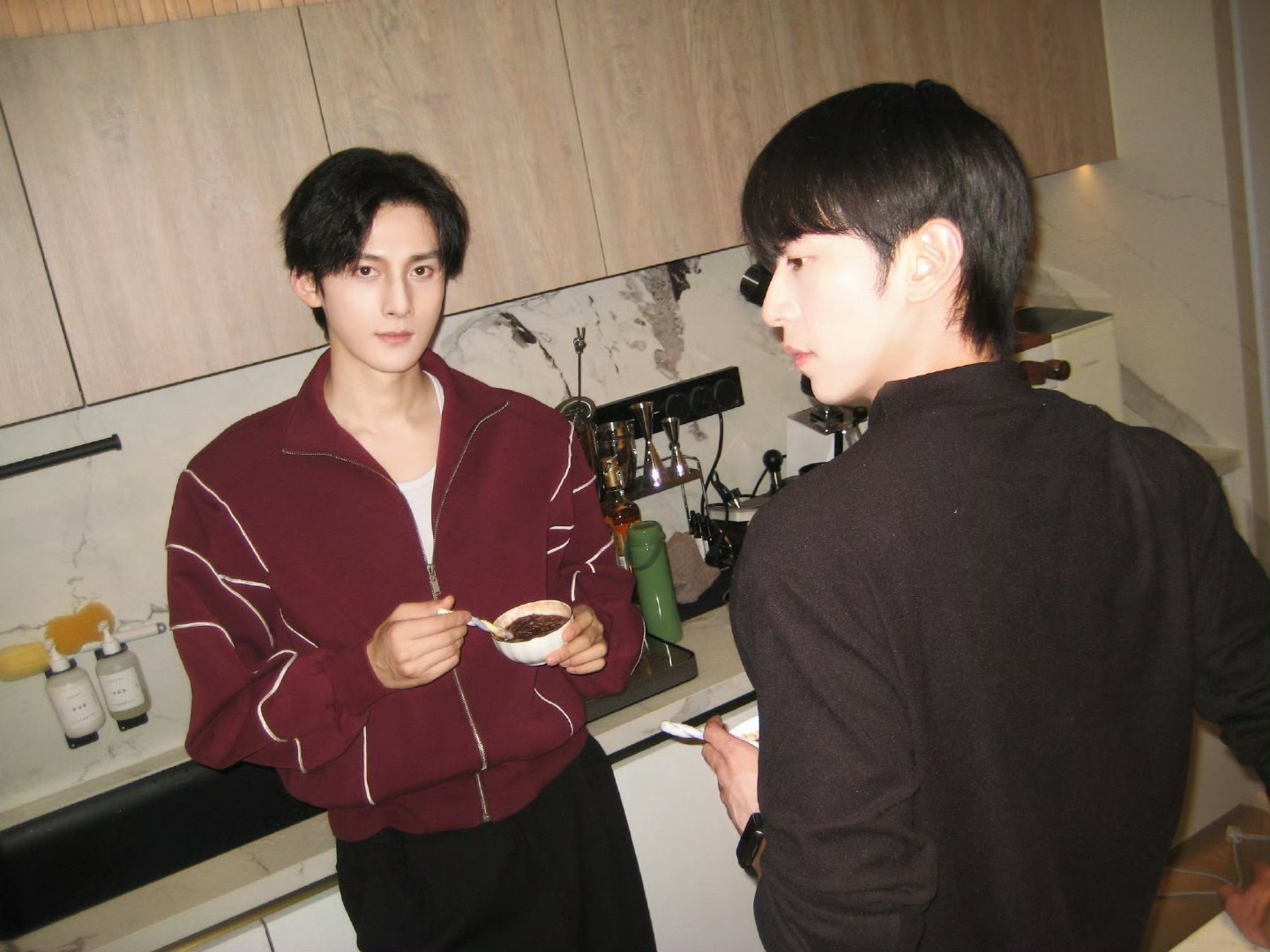 你们知道这张多像of封面吗