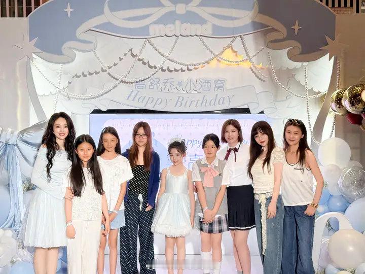贾乃亮女儿13岁身高甜馨都长这么高了甜馨都长这么高了吗 已经和妈妈一样高了，在小