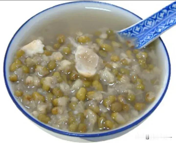#分享你最爱的夏日美食#
绿豆汤是夏日民间传统解暑佳品，简单的由绿豆和水熬制而成