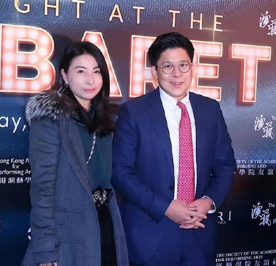 霍启刚直接把个人财产公开，全球都有房产，不愧是豪门呐。
 
因为连任香港立法会议