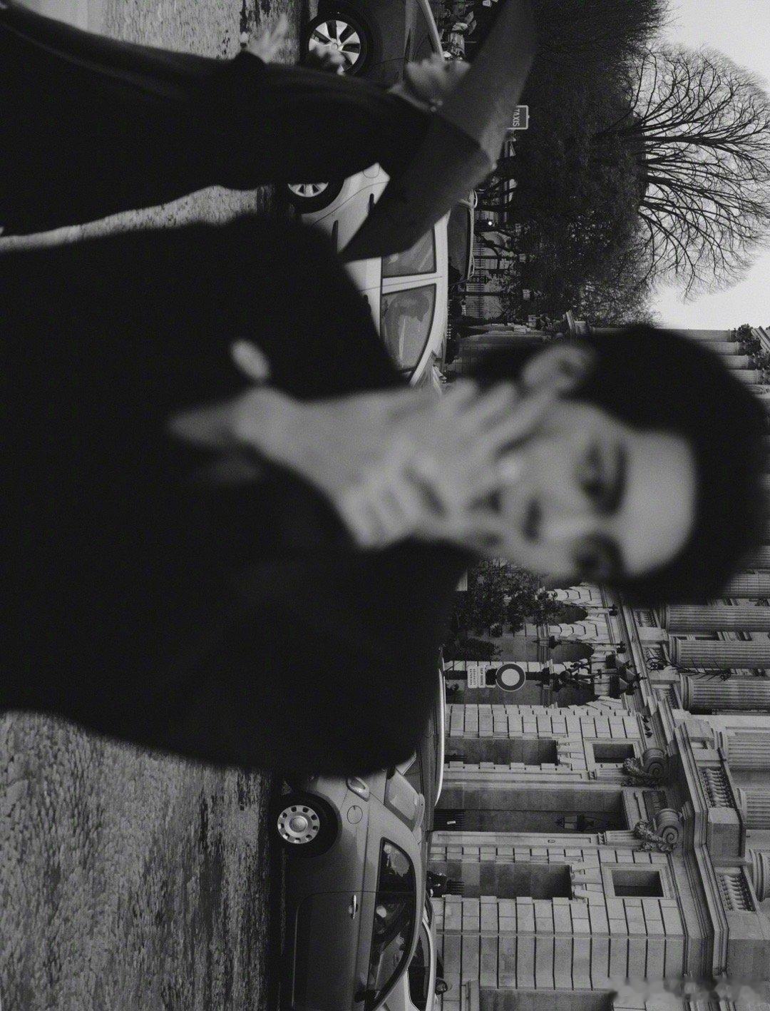 曾舜晞扒着窗户看应援 曾舜晞看到应援滚动画面就下意识望向窗外，扒着窗看驶过的应援