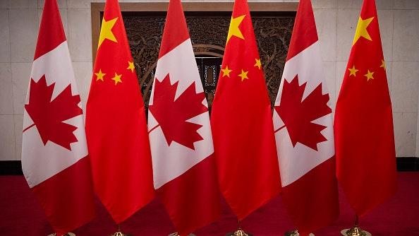 中加防务对话时隔8年重启。西方舆论抛出“军事联盟”等荒谬猜测。但真正令其恐慌的，