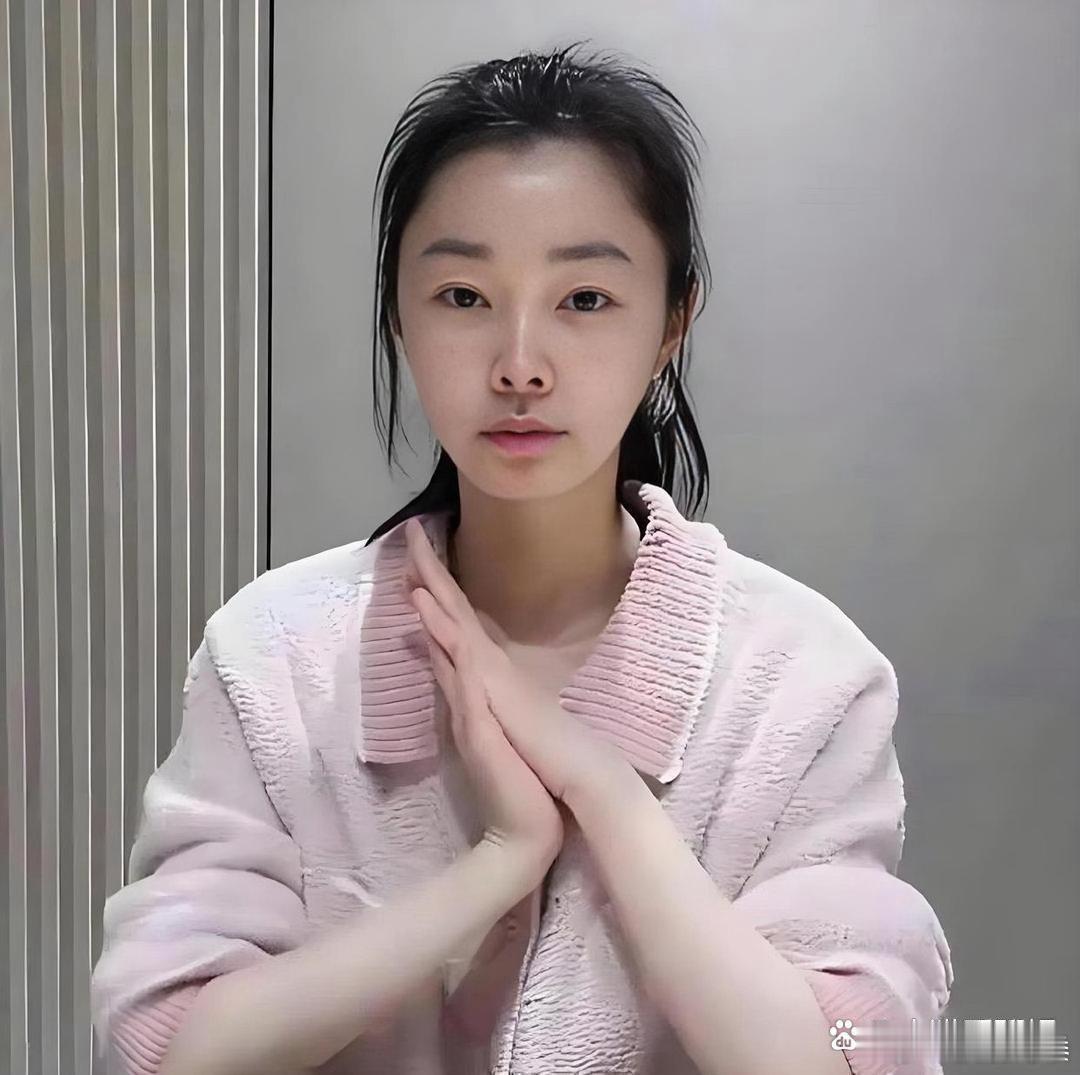 宋轶没化妆照片火了，网友沸腾，鼻子成焦点 