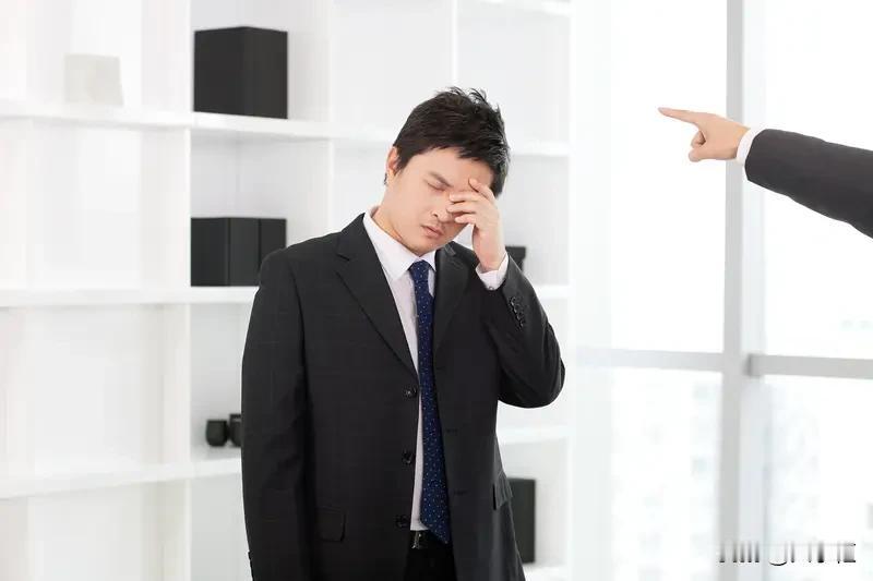被领导批评后偷偷掉泪，半小时后我想通了
一大早因为工作失误被当众指出，面子挂不住