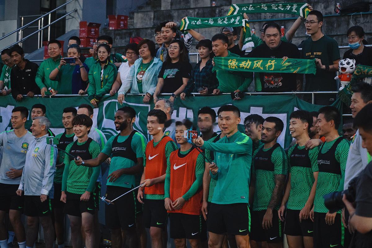 北京国安北京国安一张老照片 这应该没人能猜出是哪场比赛了吧？ 