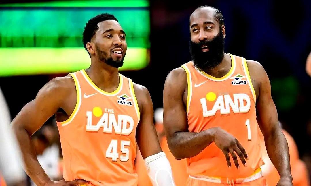 骑士队这操作，真是稳得有点吓人！

直接轮休莫布里和阿伦两大内线核心，结果ESP