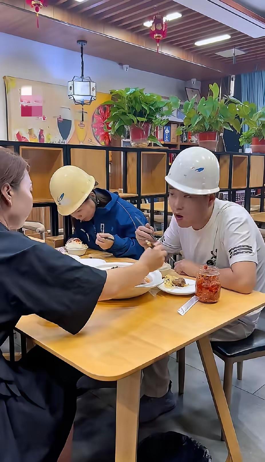 一对农民工小夫妻来店里吃饭，点菜时说了一句话，饭店老板娘却做了这样的事情……
在