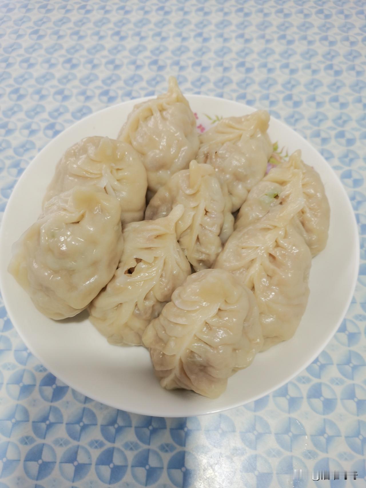 上学时候在食堂打饭，我跟师傅说：“少来点米饭，吃不完。”
师傅手一抖，直接给我扣