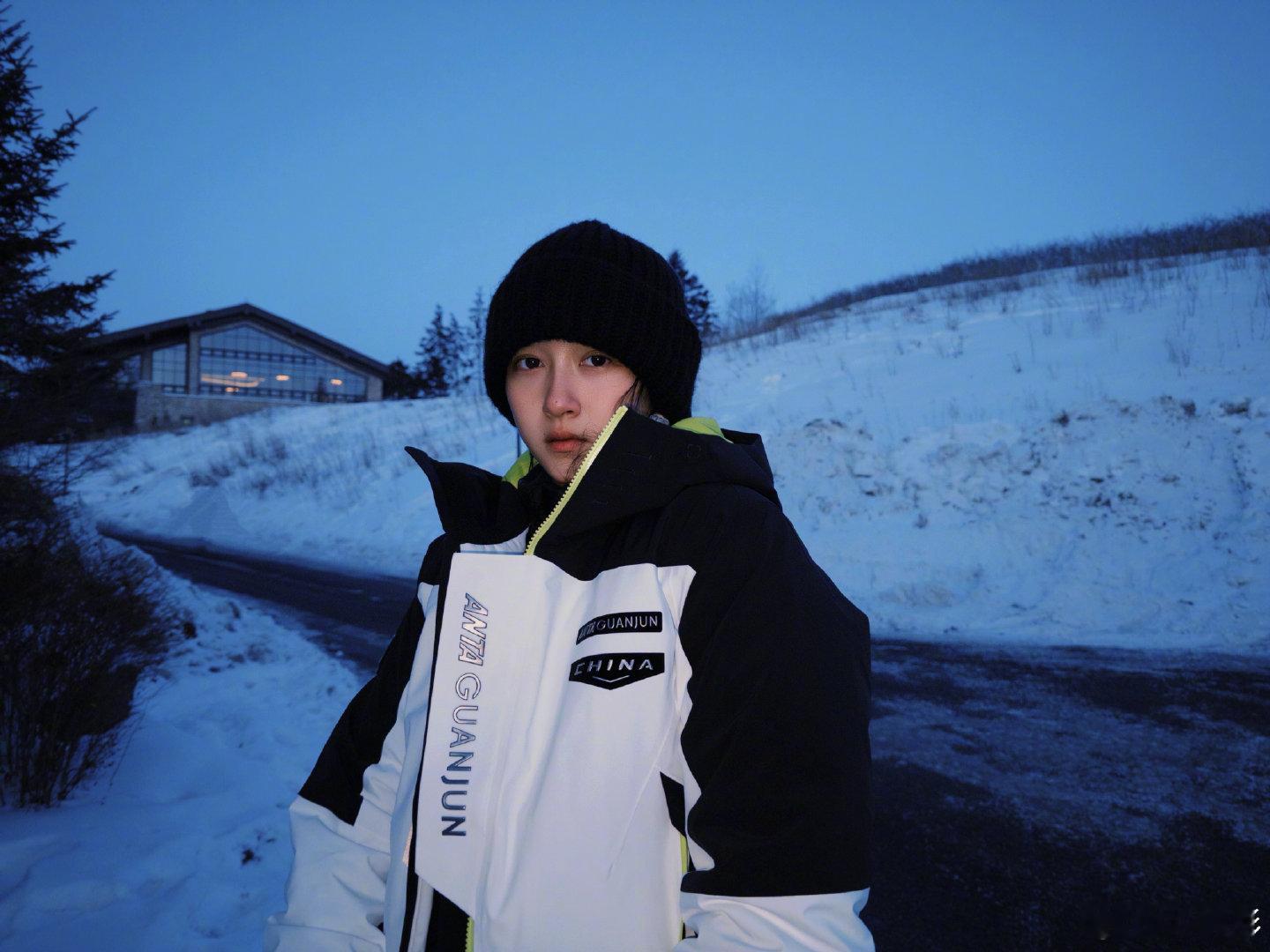 关晓彤关晓彤带着屁垫去滑雪颤颤巍巍的小宝带着屁垫去挑战自我了小宝要一直开心！关晓