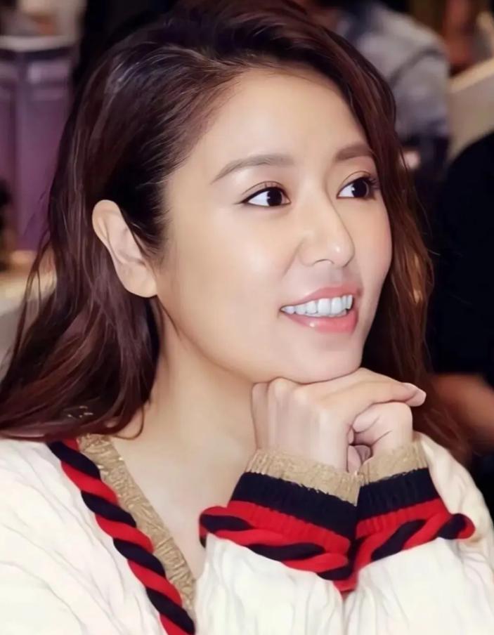 主持人问林心如:“当初追你的人那么多、又那么优秀，你为什么要嫁给霍建华？”林心如