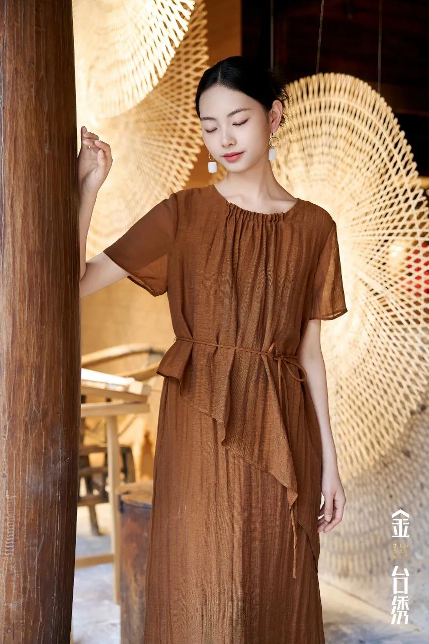 夏意入卷
馥郁萦绕，如梦似画
意境折叠，翻涌成夏
连衣裙
分享时尚穿搭心得