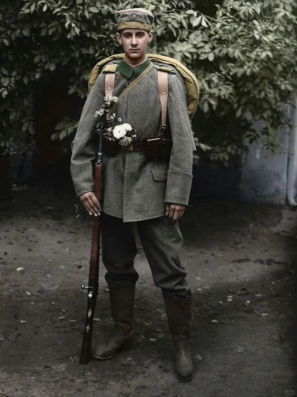 1918，一战，一位腰间插着花朵的德军士兵 ​