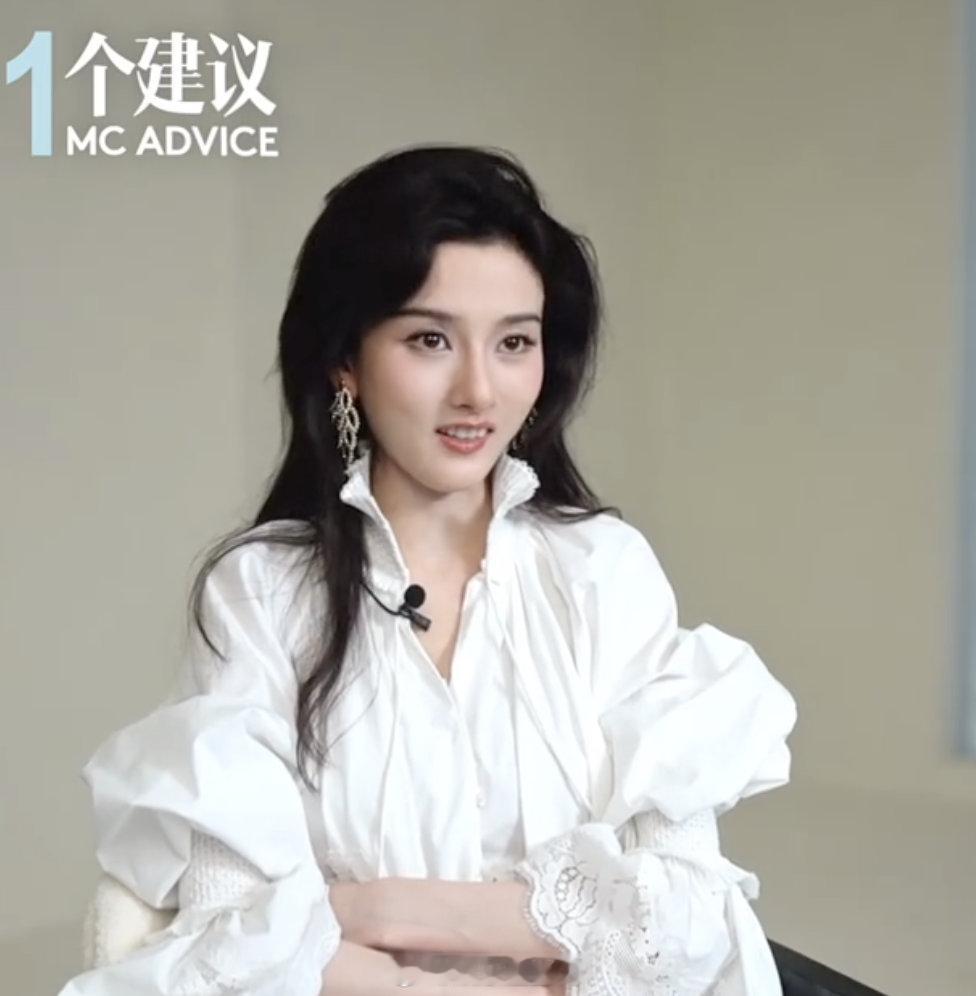 宋祖儿凌晨四点起来吃零食 妥妥人间真实吃货！宋祖儿在采访里曝光超可爱零食日常，凌