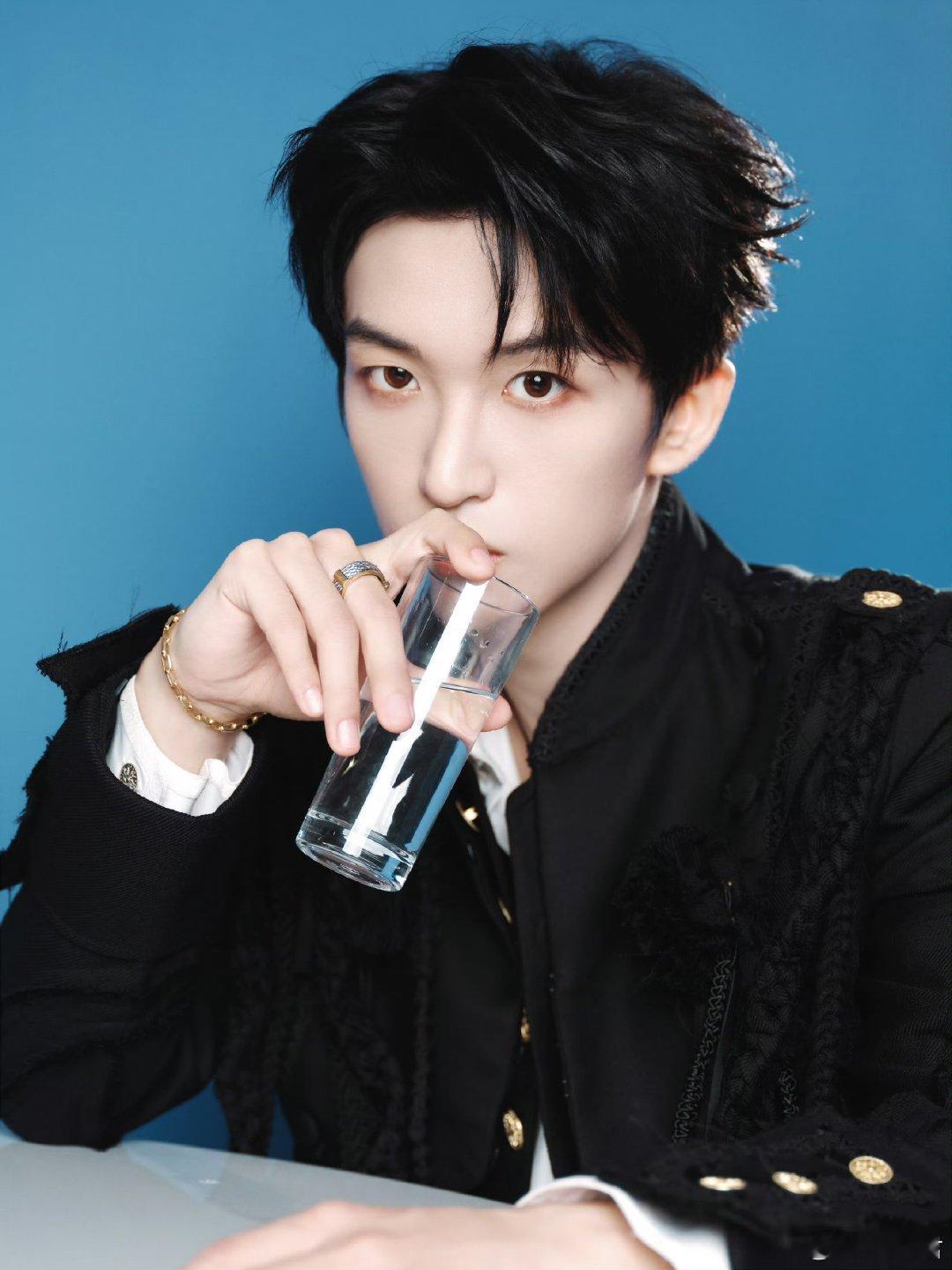 黄子弘凡肖俊神明叙事 黄子弘凡也算是在sm进修了 黄子弘凡肖俊MAMA神明叙事 